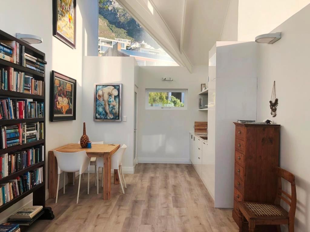 케이프타운 Bright Camps Bay Loft With Stunning Views And Shared Pool 아파트 외부 사진